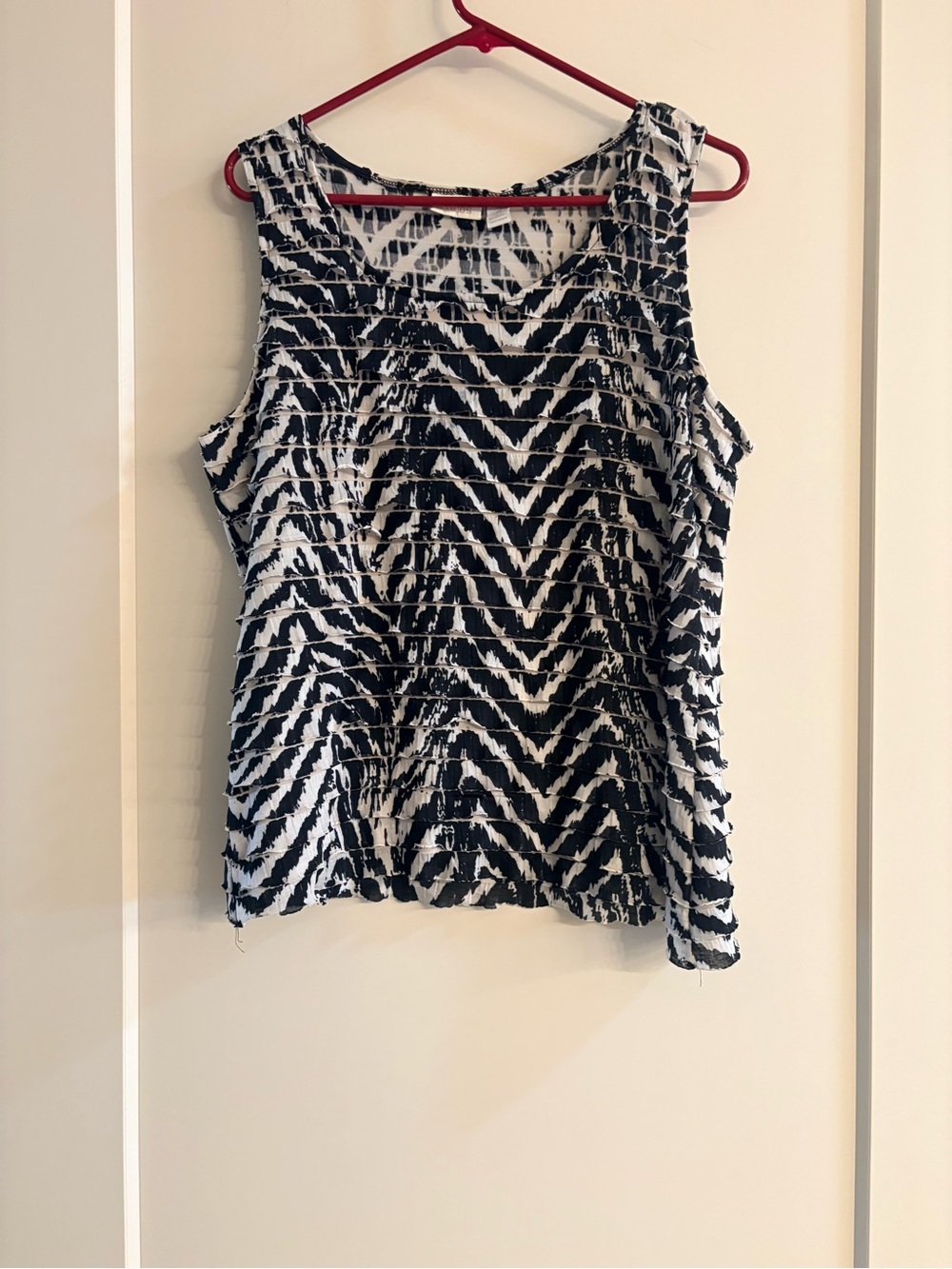 Chico's Black and White Abstract Tank Top Shirt size 12 (Chicos size 2)